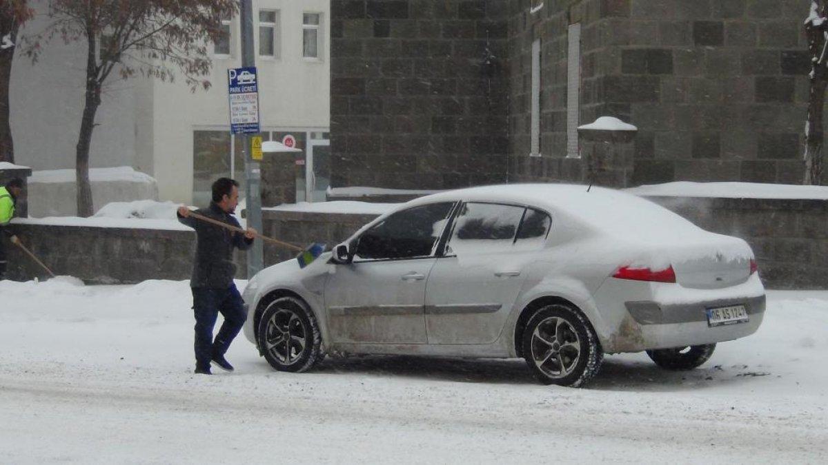 Kars'ta etkili olan kar ve tipi vatandaşlara zor anlar yaşattı