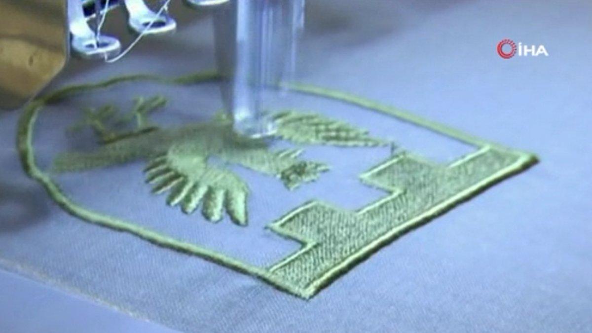 Ukraynalı gönüllüler ordunun ihtiyaçlarını dikiyor