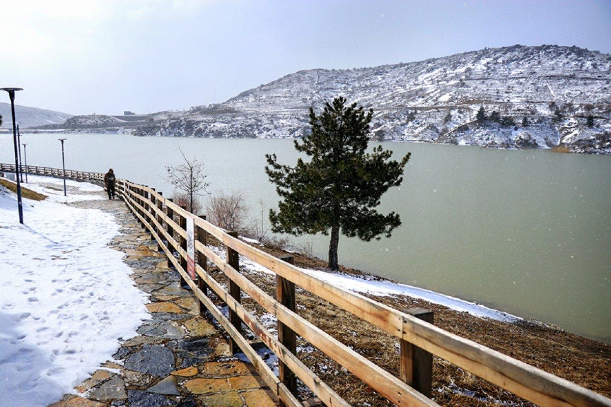 Türkiye'nin en az yağış alan bölgelerinden Konya Ovası, karla bereketlendi