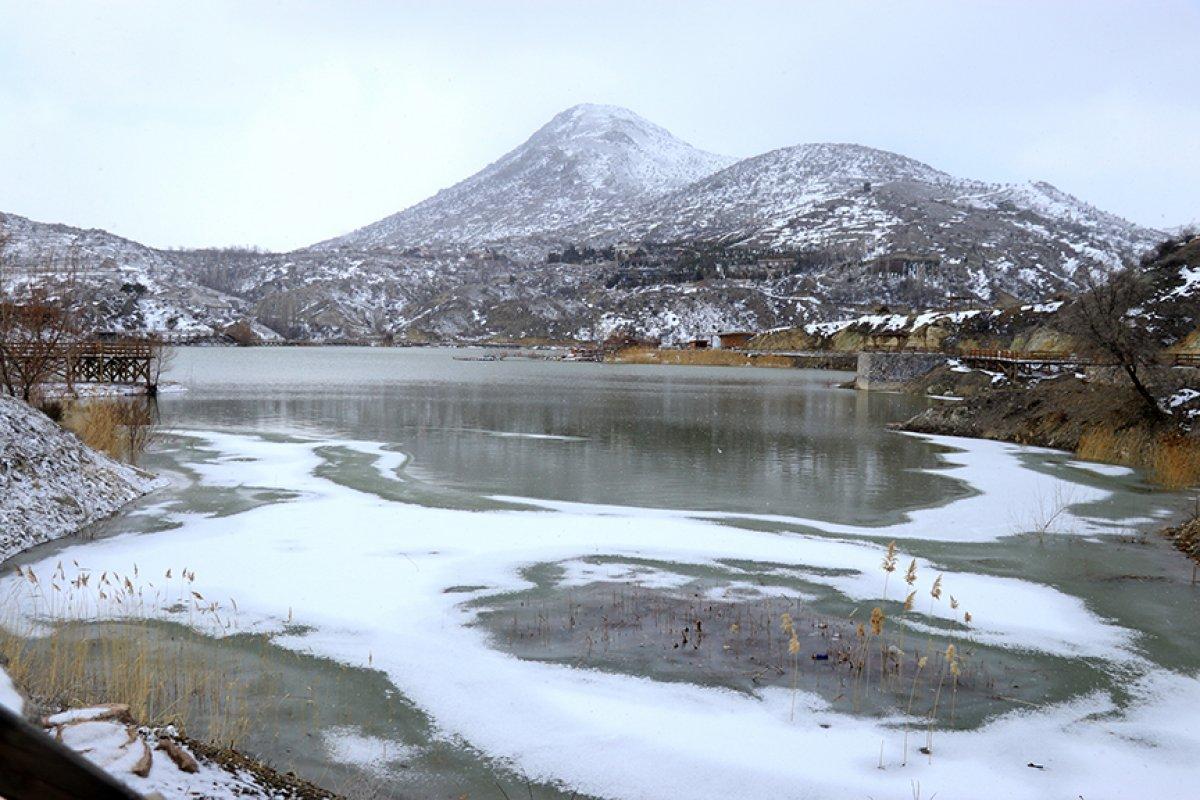 Türkiye'nin en az yağış alan bölgelerinden Konya Ovası, karla bereketlendi