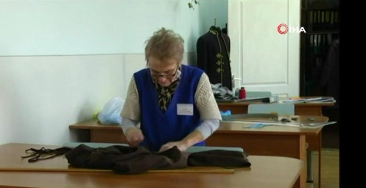 Ukraynalı gönüllüler ordunun ihtiyaçlarını dikiyor