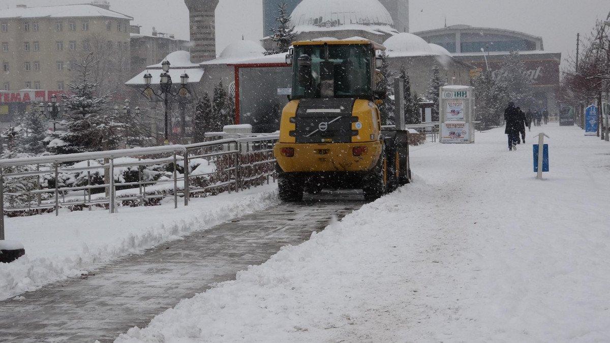Erzurum'da kar yağışı aralıklarla devam ediyor