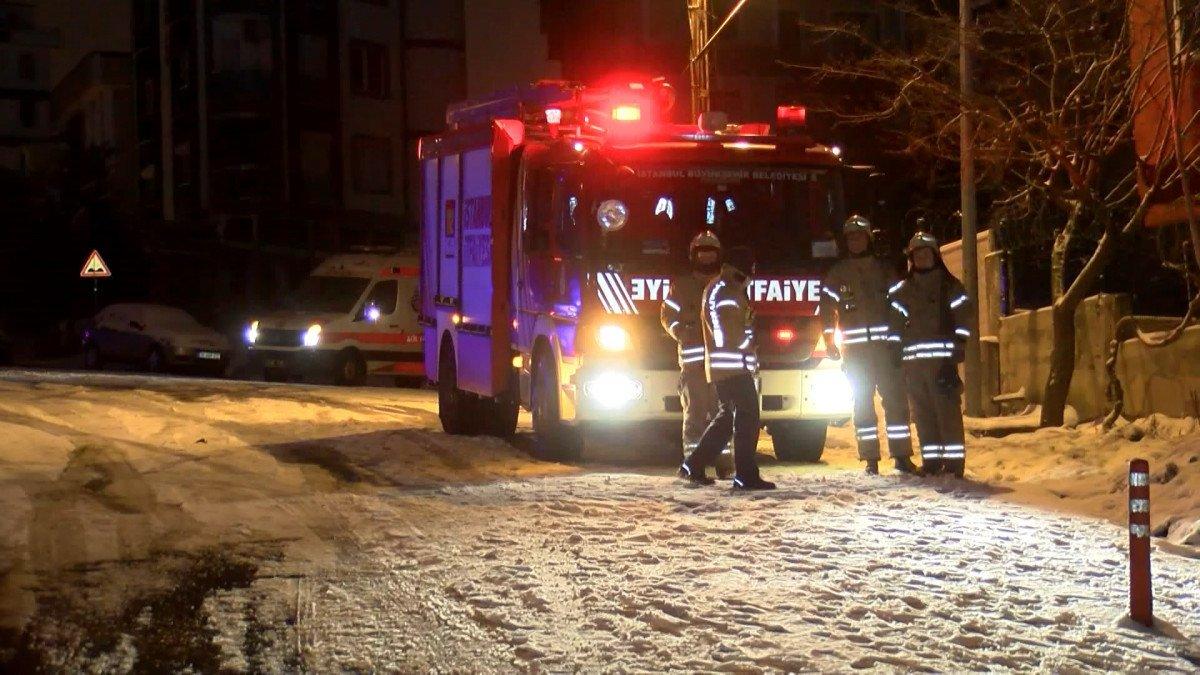 Kartal'da buzlanma nedeniyle kontrolden çıkan tır ambulans ve servis aracına çarptı