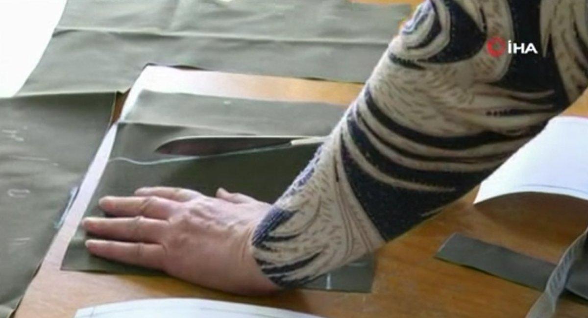 Ukraynalı gönüllüler ordunun ihtiyaçlarını dikiyor