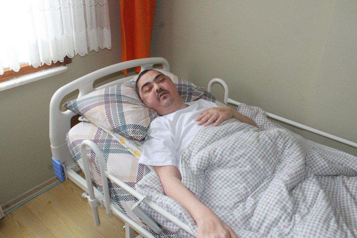 Kocaeli’de yatağa bağlı adamın vücudu, günden güne eriyor