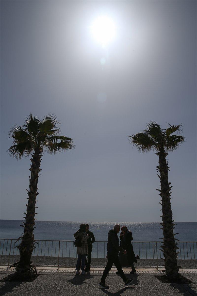 Antalyalılar, güneşin tadını Konyaaltı Sahili'nde çıkardı