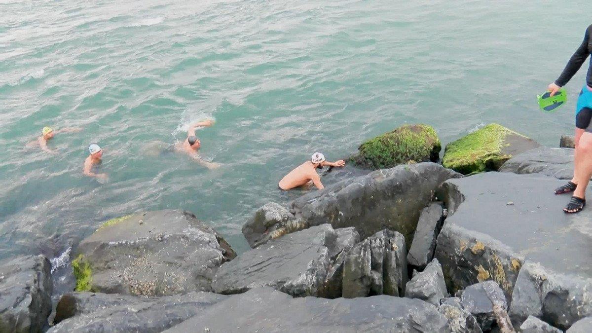 Sarayburnu Fatihleri, soğuk havada denize girdi