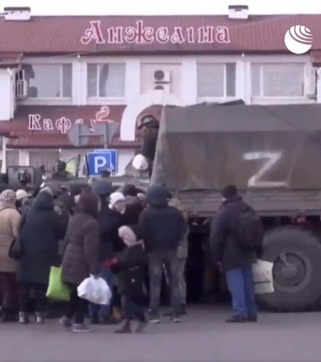 Rus ordusu Herson'da sivillere yardım dağıttı