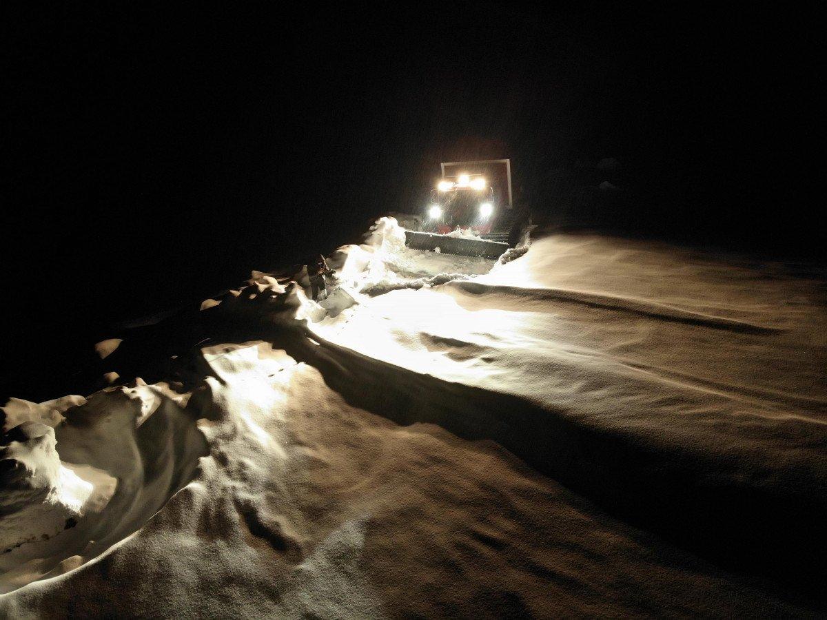 Ağrı’da, yolu kapalı mezradaki hasta için karla 7 saatlik mücadele