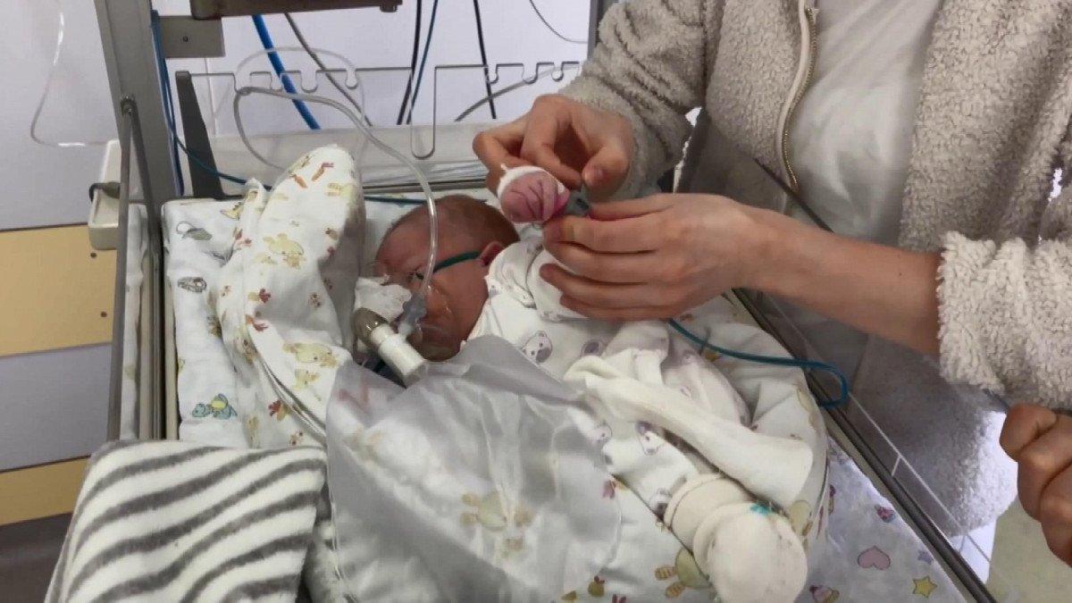 Ukrayna’da, yetim bebekler çatışma bölgesinden kurtarıldı