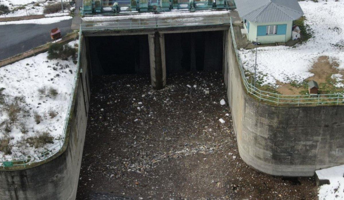 Alibeyköy Barajı'nda su seviyesi yükselince atılan çöpler ortaya çıktı