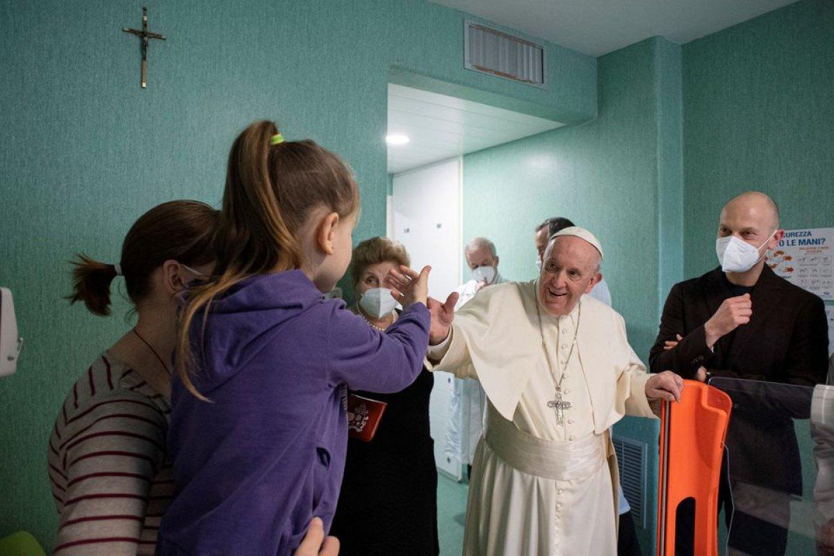 Papa Francis, tedavi gören Ukraynalı çocukları ziyaret etti