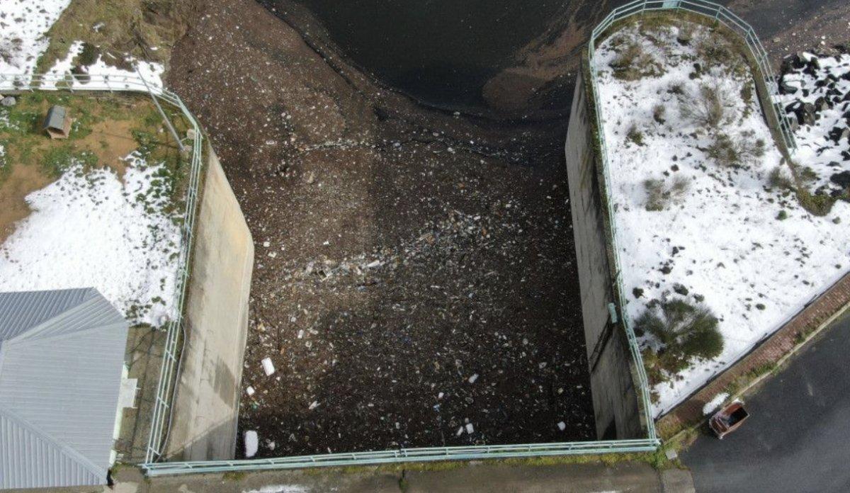 Alibeyköy Barajı'nda su seviyesi yükselince atılan çöpler ortaya çıktı