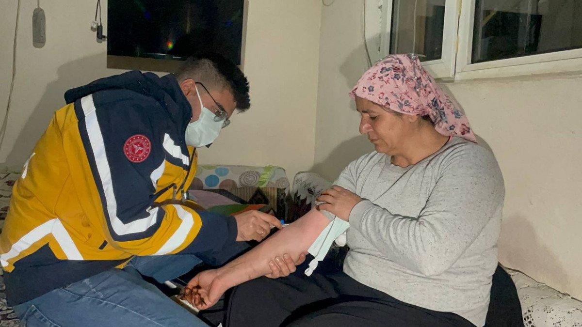 Ağrı’da, yolu kapalı mezradaki hasta için karla 7 saatlik mücadele