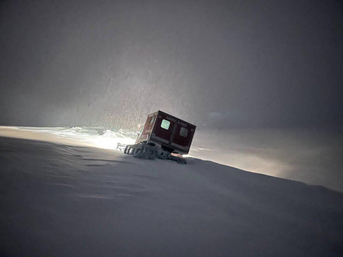 Ağrı’da, yolu kapalı mezradaki hasta için karla 7 saatlik mücadele