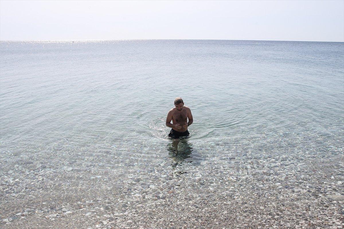 Antalyalılar, güneşin tadını Konyaaltı Sahili'nde çıkardı