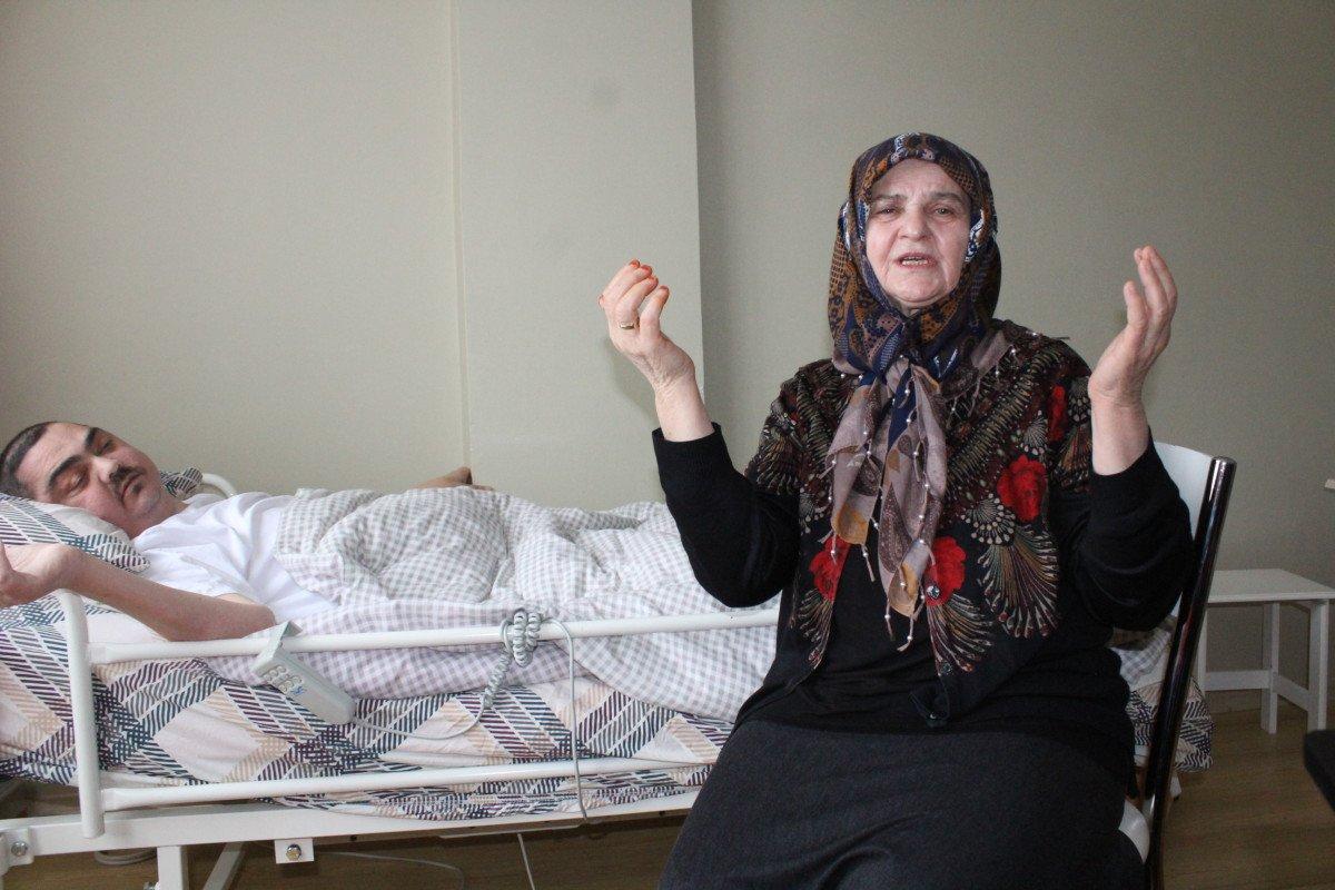 Kocaeli’de yatağa bağlı adamın vücudu, günden güne eriyor