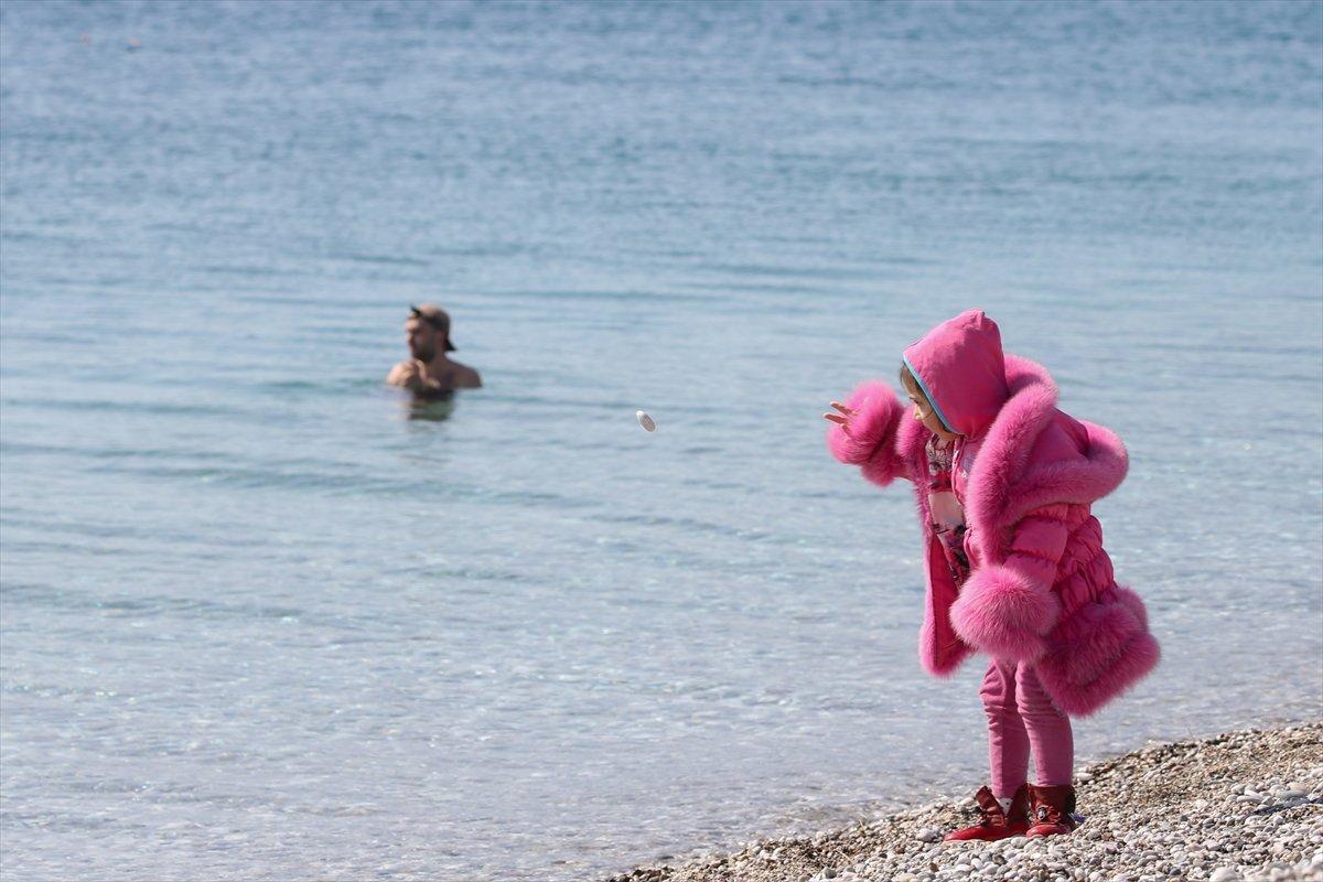 Antalyalılar, güneşin tadını Konyaaltı Sahili'nde çıkardı