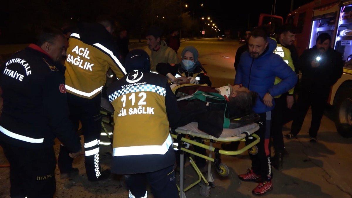 Kırıkkale'de kaza yapan sürücü, hurdaya dönen otomobilde sıkıştı