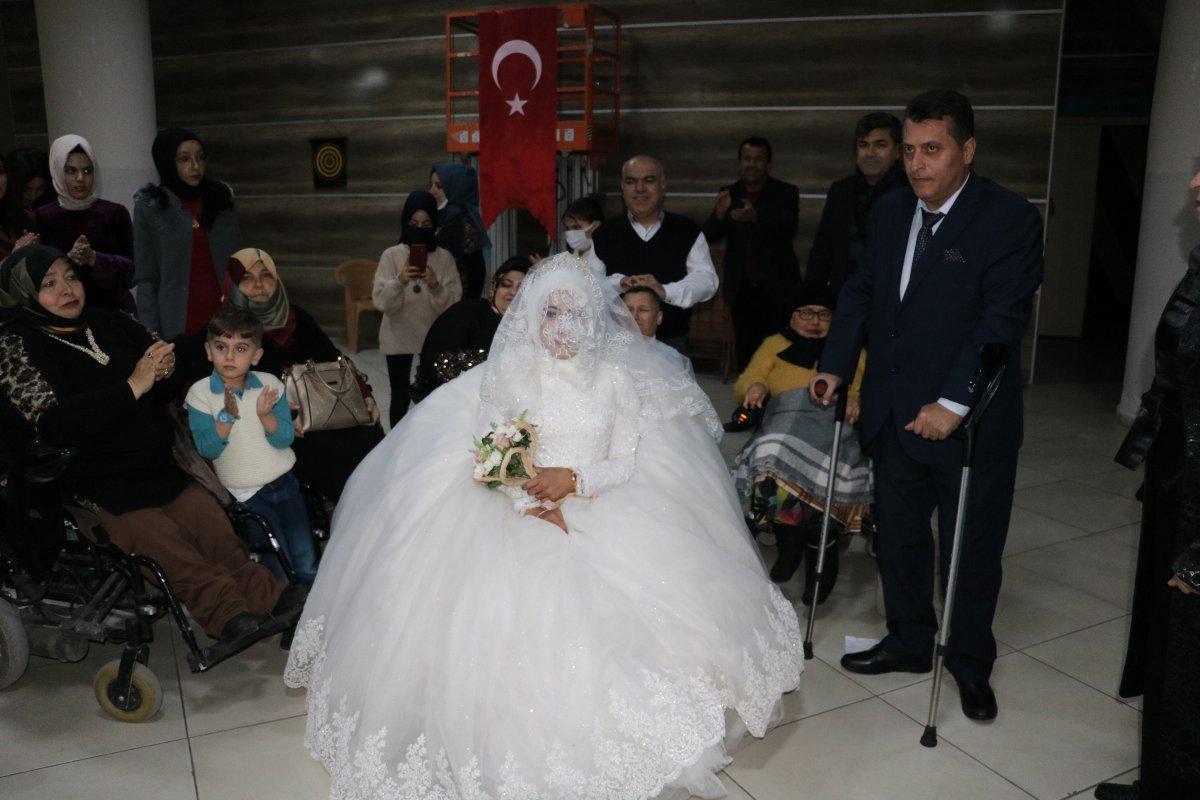 Kahramanmaraş'ta ortopedik engelli çift dünya evine girdi