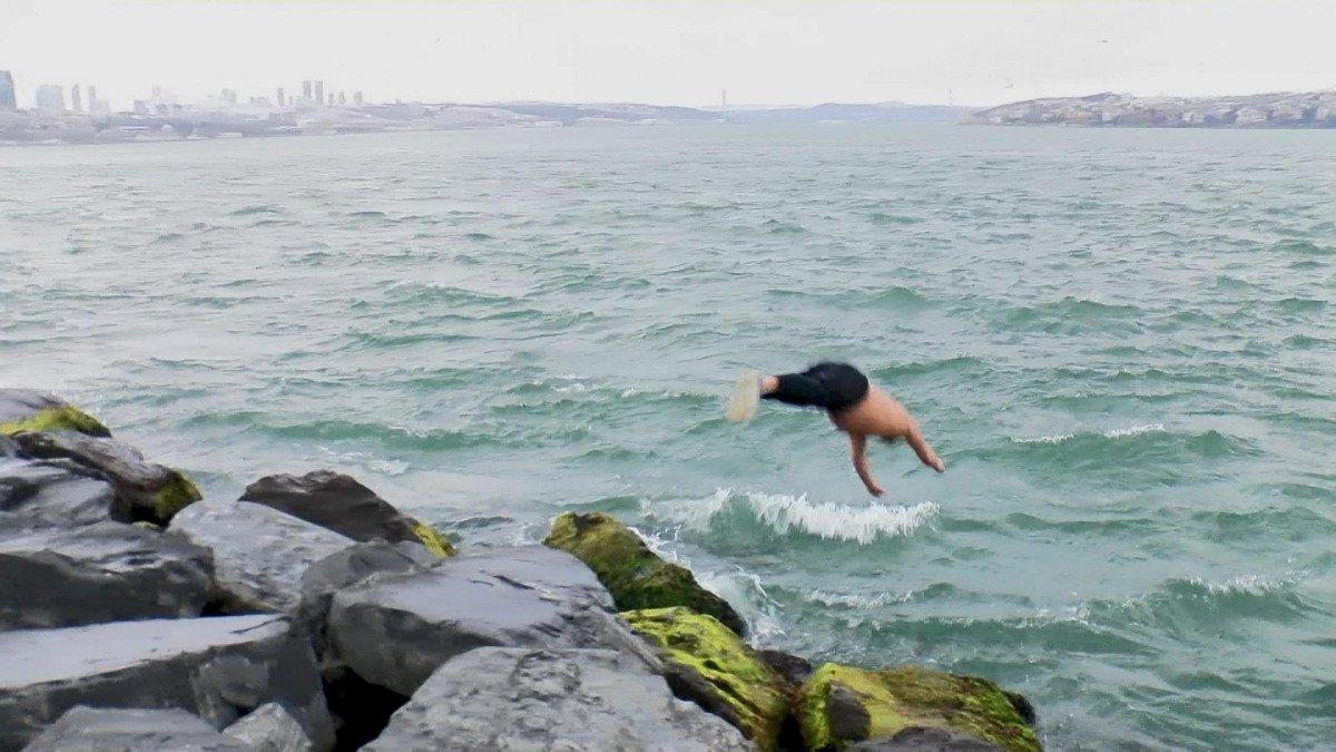 Sarayburnu Fatihleri, soğuk havada denize girdi