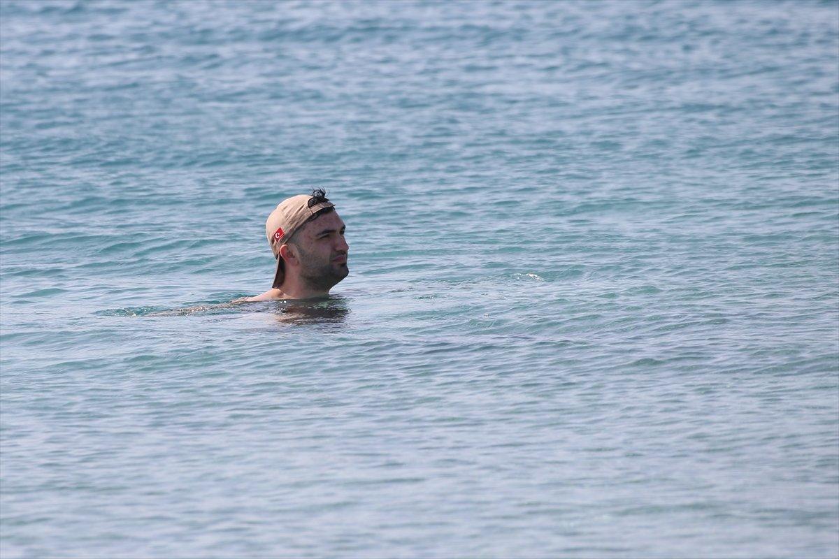 Antalyalılar, güneşin tadını Konyaaltı Sahili'nde çıkardı