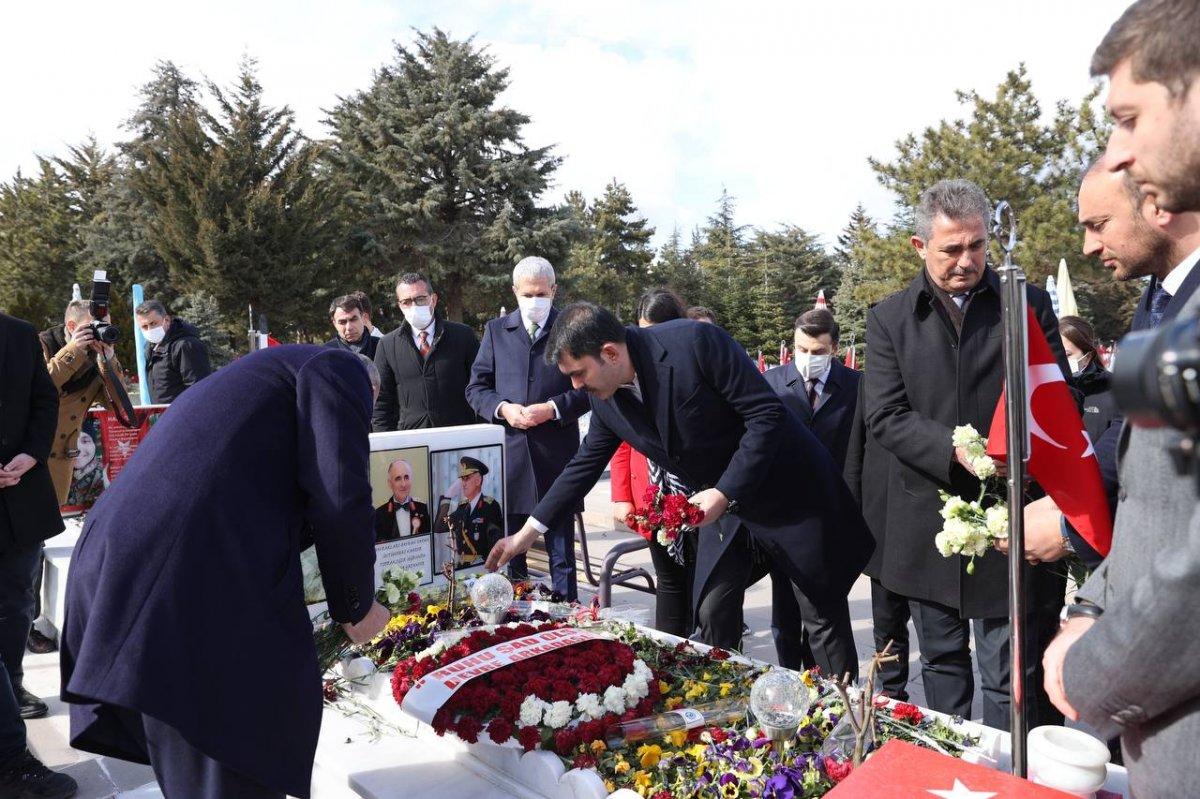 Murat Kurum'dan şehitlere ziyaret