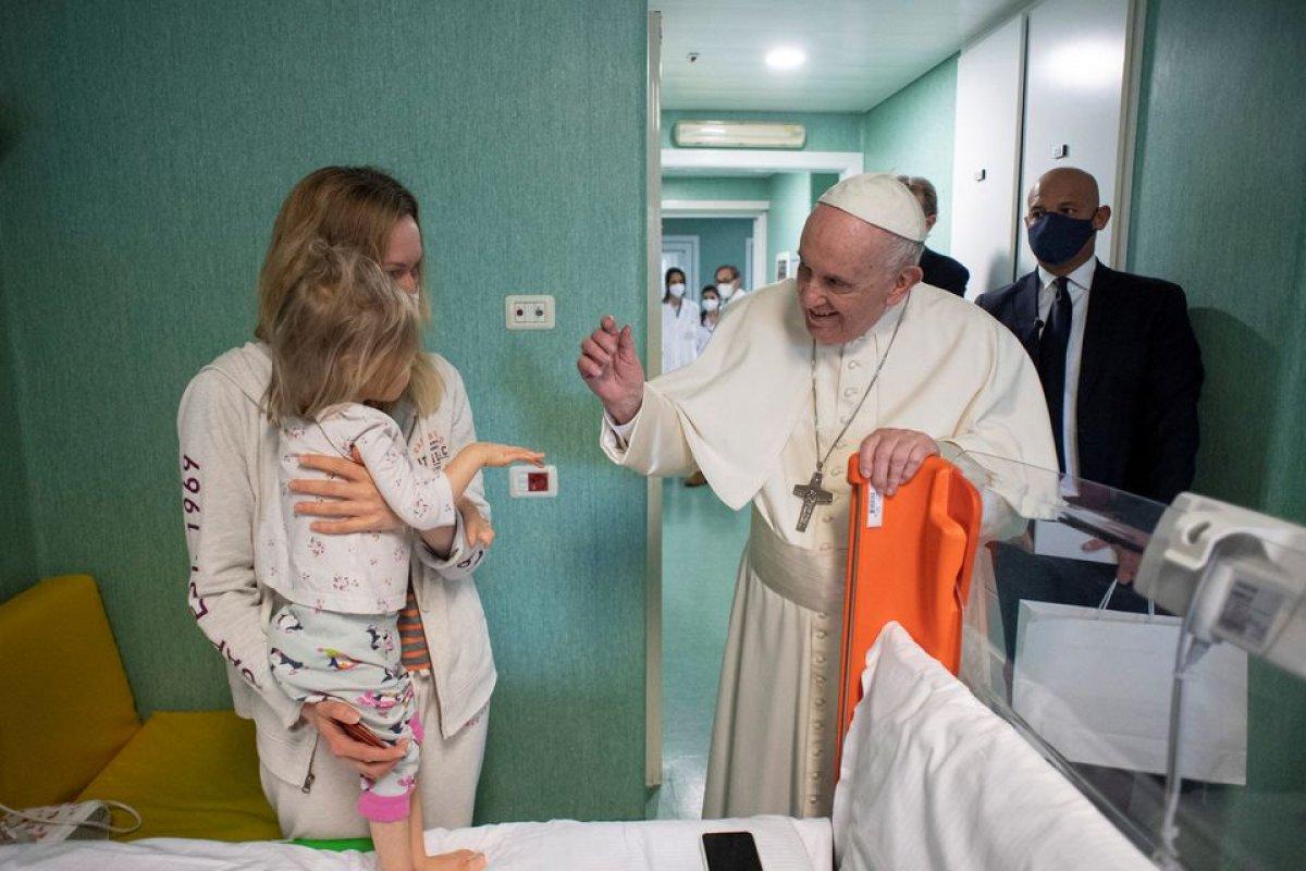 Papa Francis, tedavi gören Ukraynalı çocukları ziyaret etti
