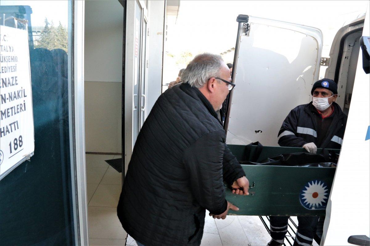 Antalya’da otel odasında ölü bulunan yeğenini, gözyaşlarıyla teslim aldı