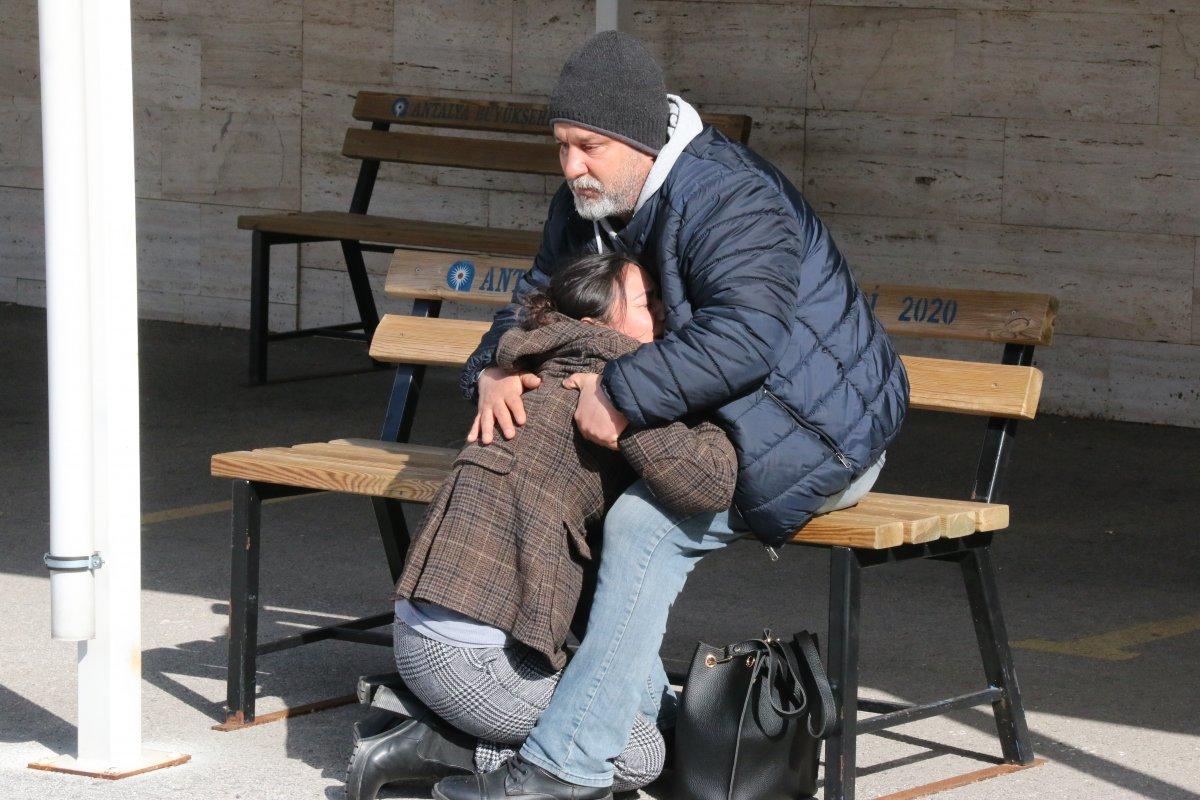 Antalya’da otel odasında ölü bulunan yeğenini, gözyaşlarıyla teslim aldı