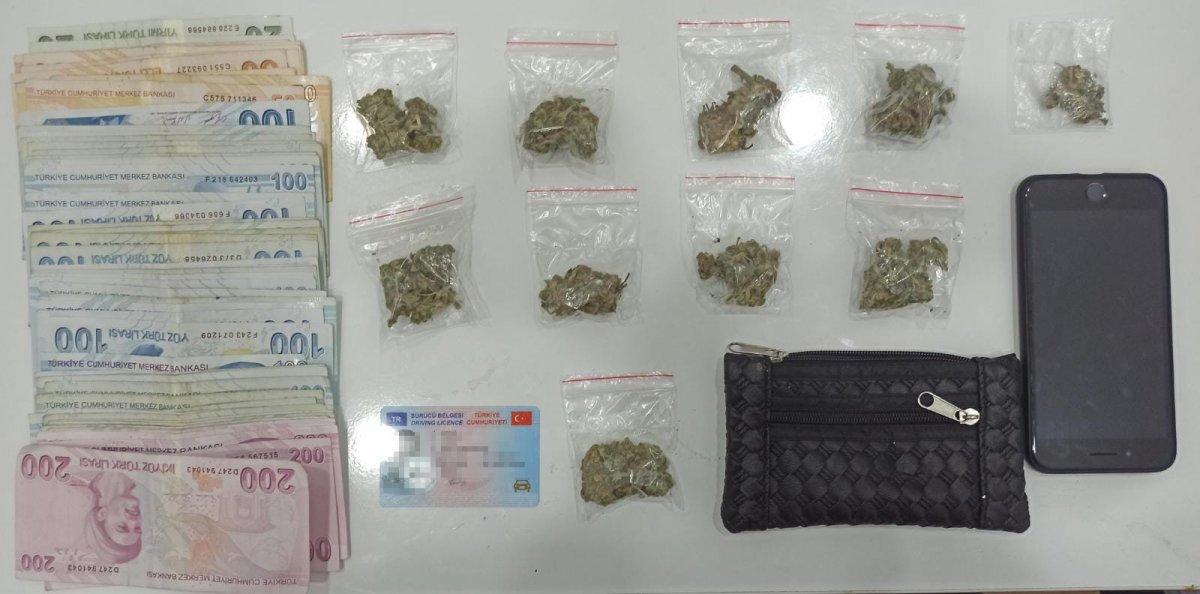 Beşiktaş polisi çakarlı aracın hava filtresine gizlenmiş esrar ele geçirdi