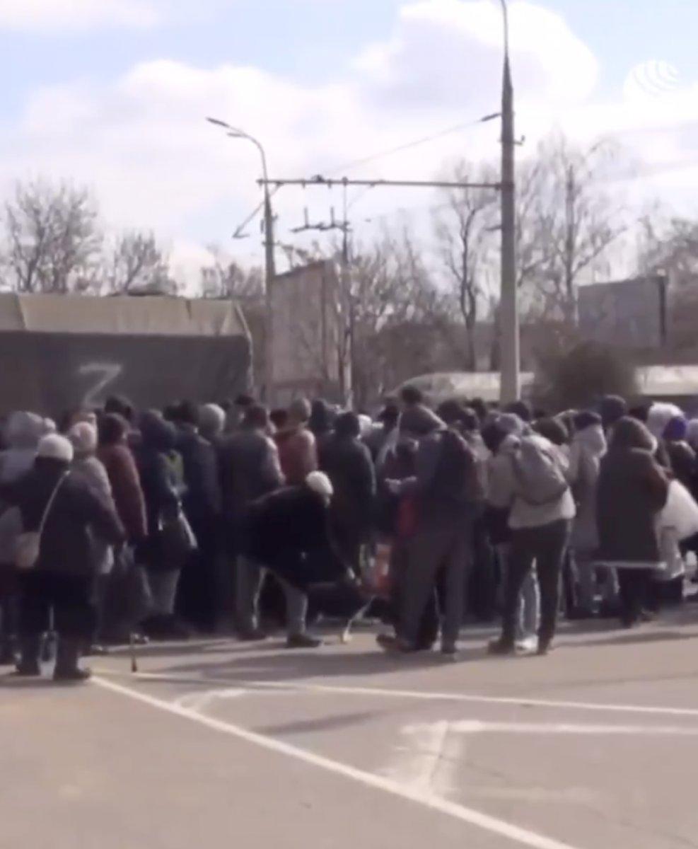 Rus ordusu Herson'da sivillere yardım dağıttı