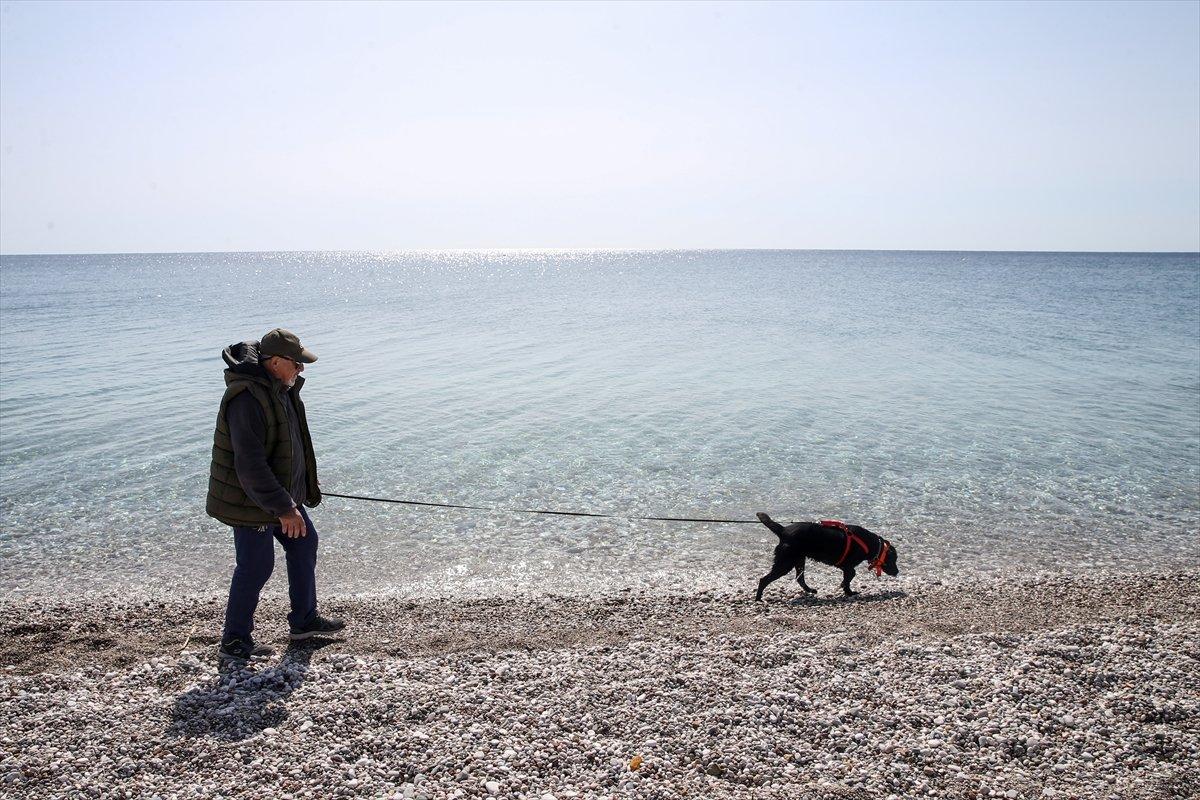 Antalyalılar, güneşin tadını Konyaaltı Sahili'nde çıkardı