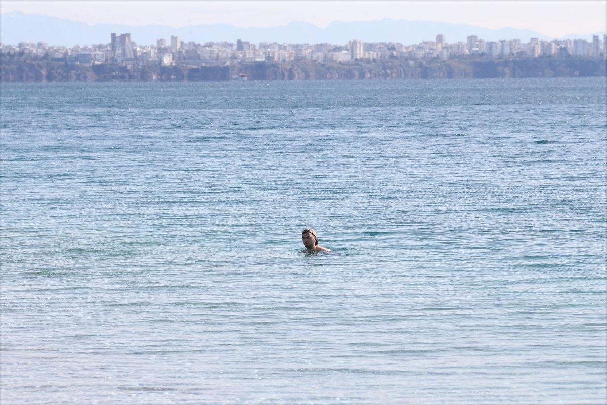 Antalyalılar, güneşin tadını Konyaaltı Sahili'nde çıkardı