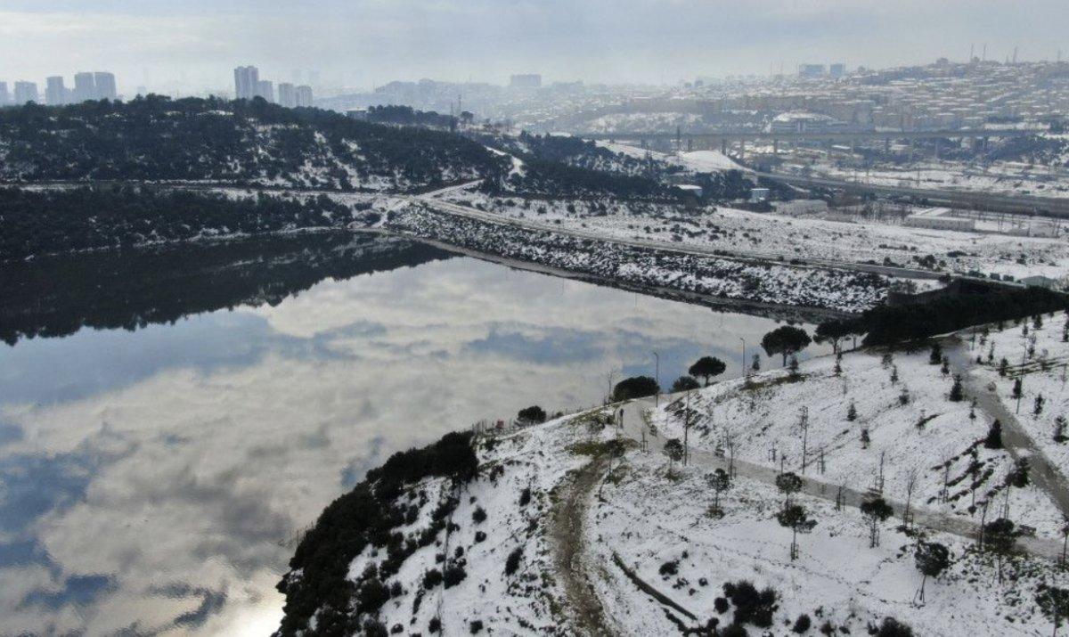 Alibeyköy Barajı'nda su seviyesi yükselince atılan çöpler ortaya çıktı