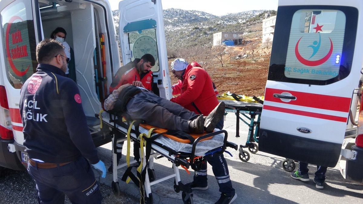 Gaziantep'te virajı alamayan araba şarampole uçtu