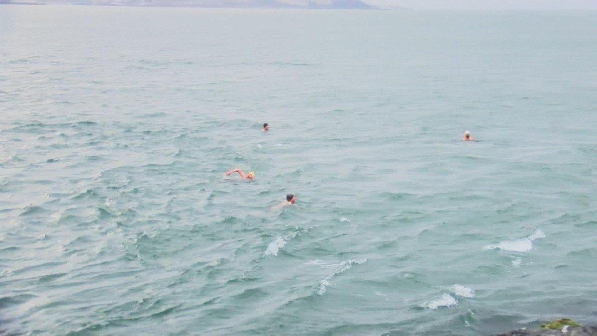 Sarayburnu Fatihleri, soğuk havada denize girdi