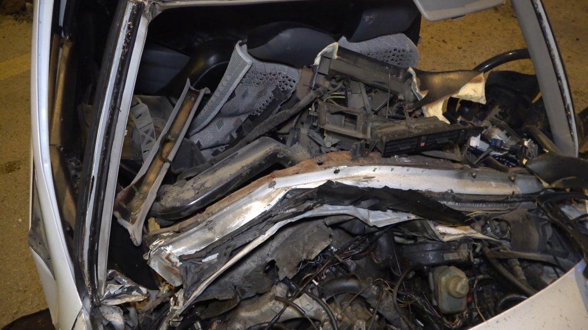 Kırıkkale'de kaza yapan sürücü, hurdaya dönen otomobilde sıkıştı