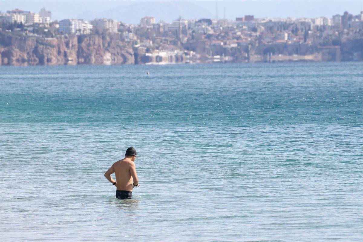 Antalyalılar, güneşin tadını Konyaaltı Sahili'nde çıkardı