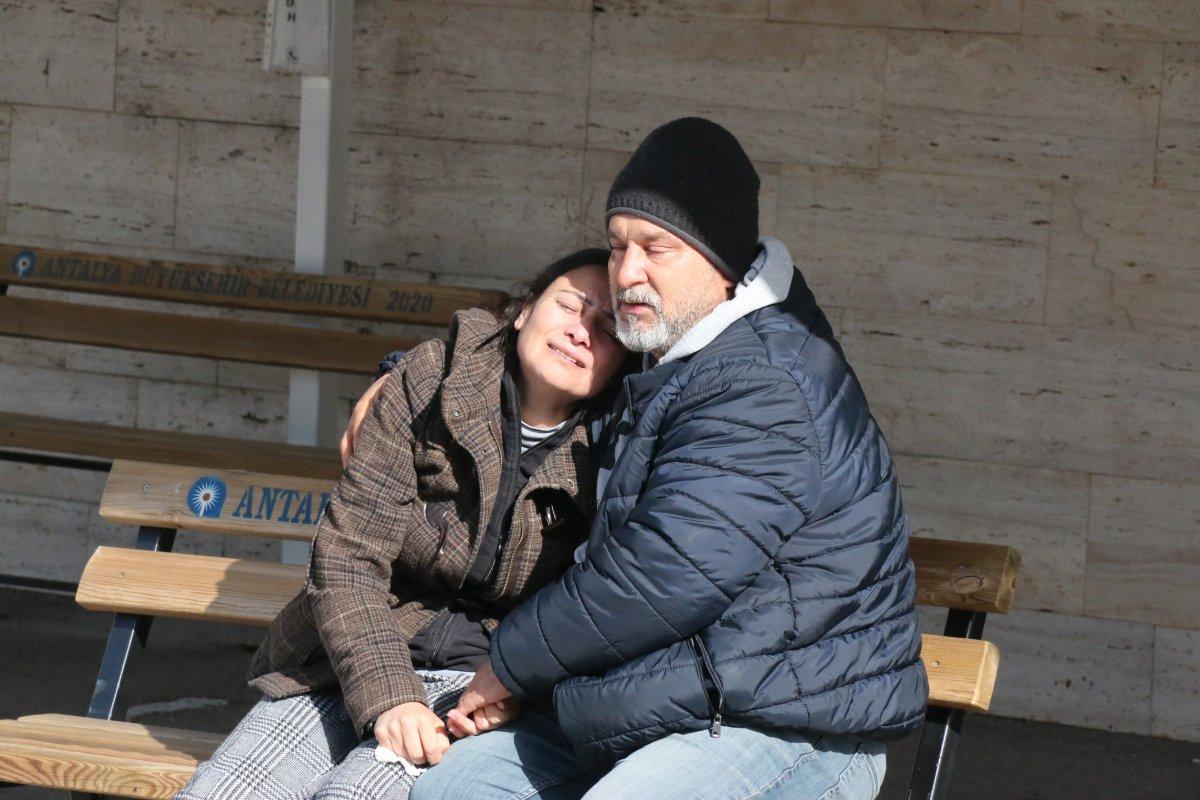 Antalya’da otel odasında ölü bulunan yeğenini, gözyaşlarıyla teslim aldı