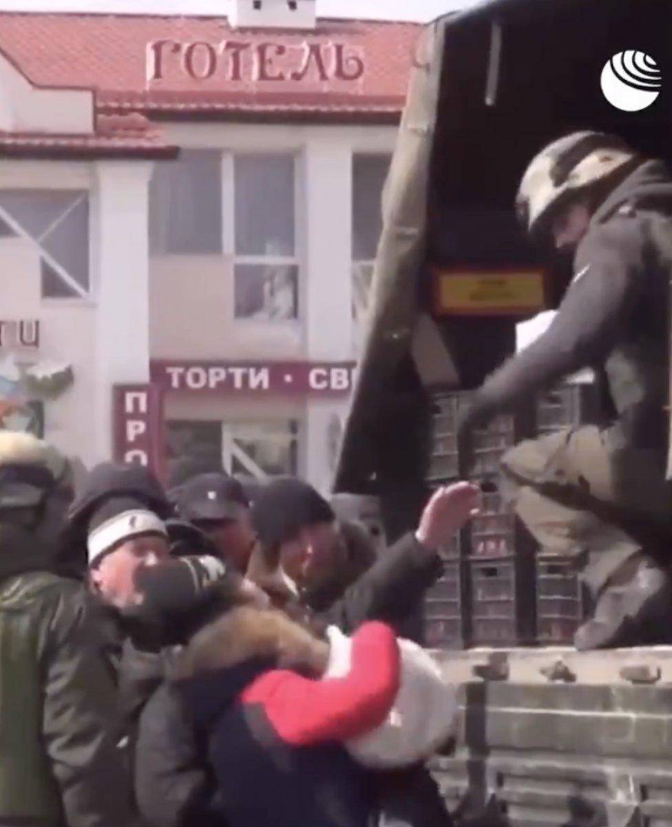 Rus ordusu Herson'da sivillere yardım dağıttı