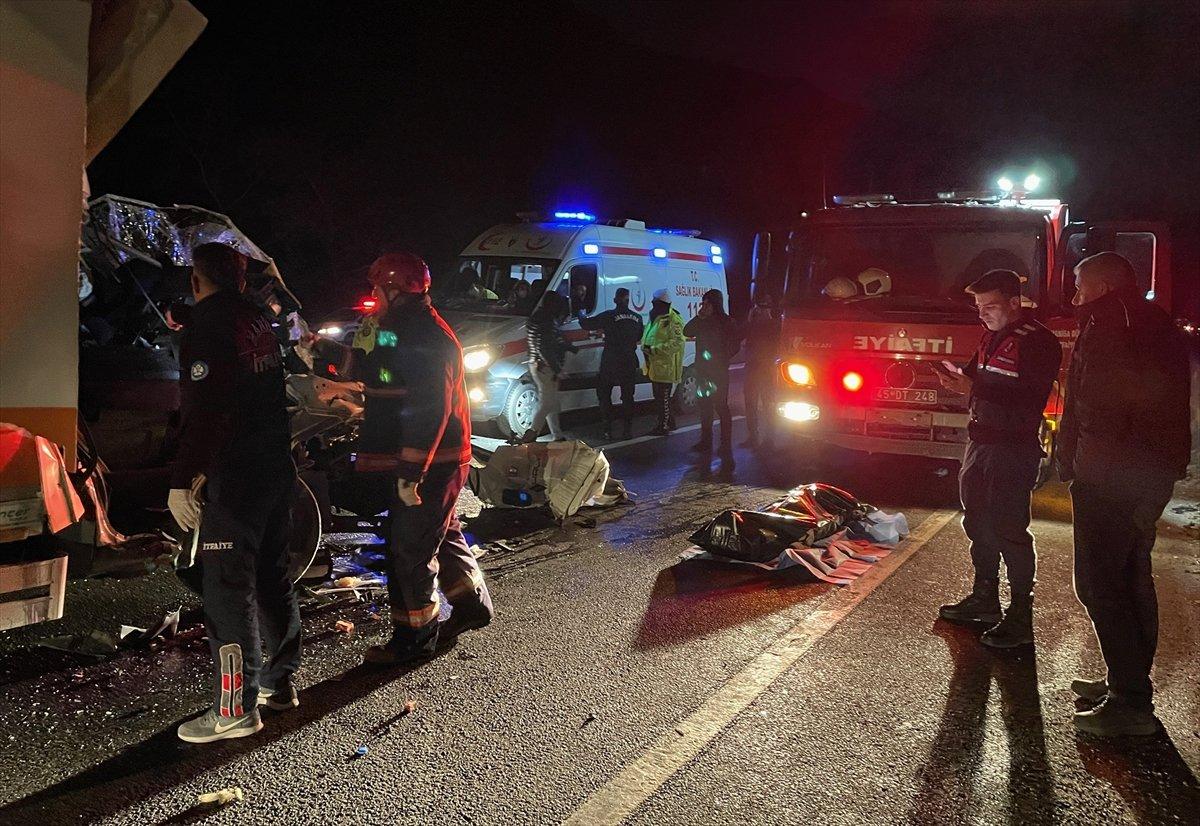 Manisa'da kamyona çarpan kamyonetteki yolcu öldü, sürücü yaralandı