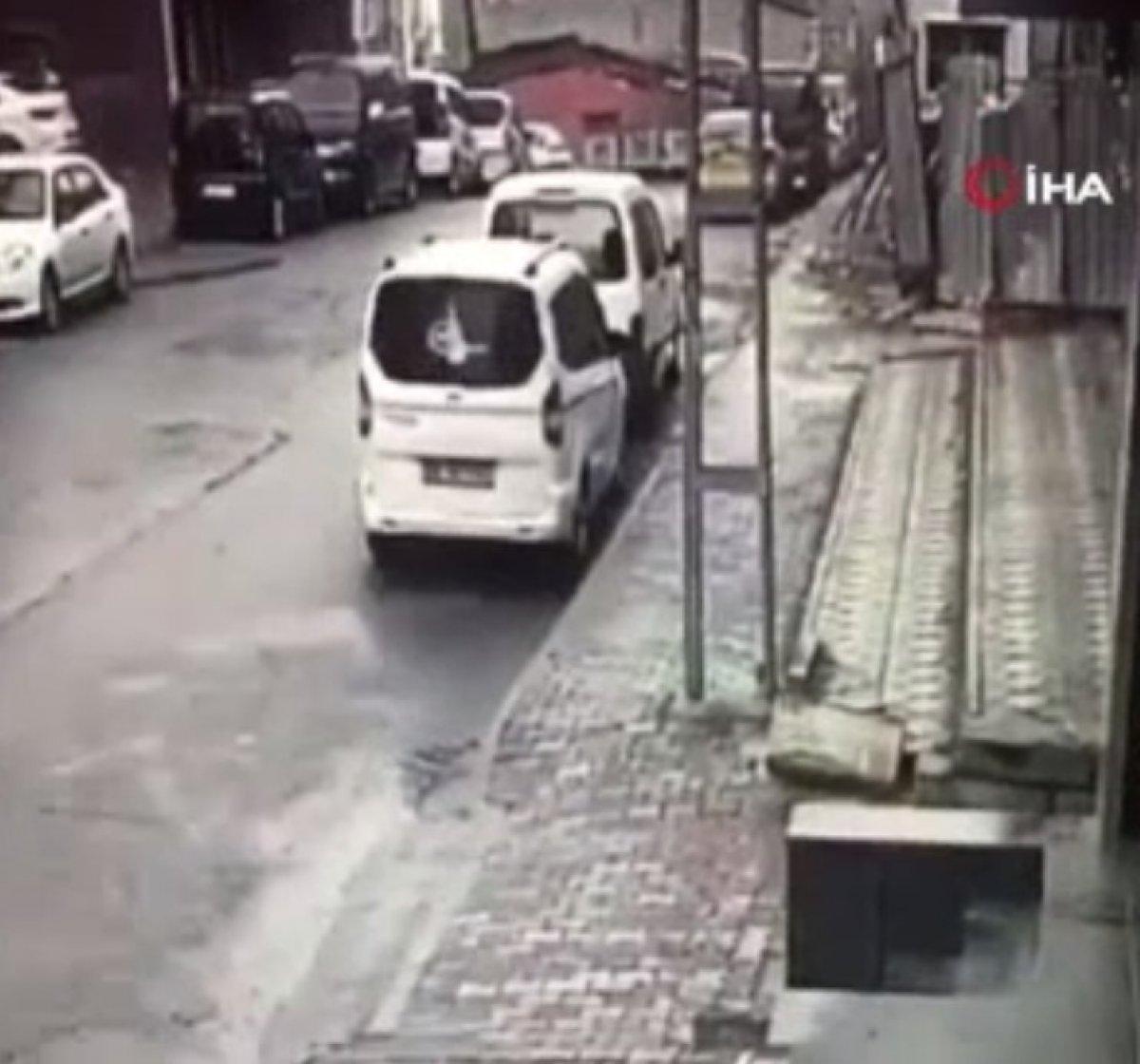 Başakşehir'de çocuğun yere düşürdüğü telefonu aldı