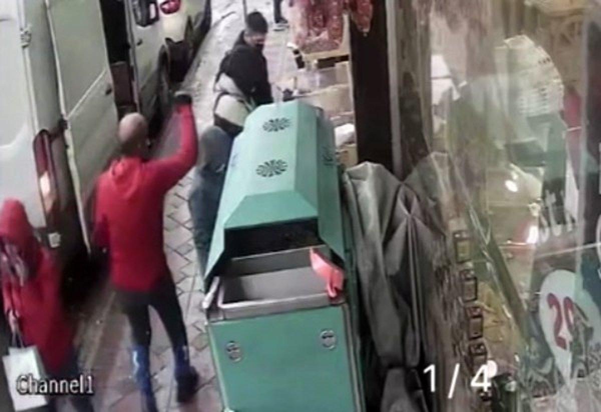 Eyüpsultan'da tanımadığı çocuğa yumrukla saldırdı