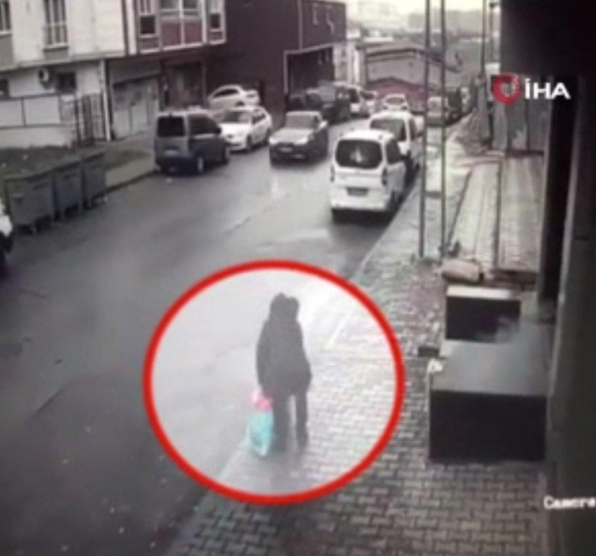 Başakşehir'de çocuğun yere düşürdüğü telefonu aldı