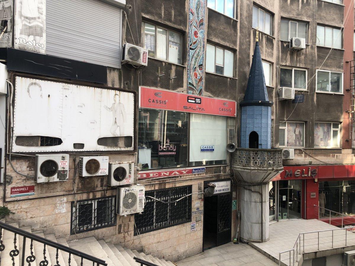 Fatih'te iş hanına bitişik minareyi görenler tepki gösterdi