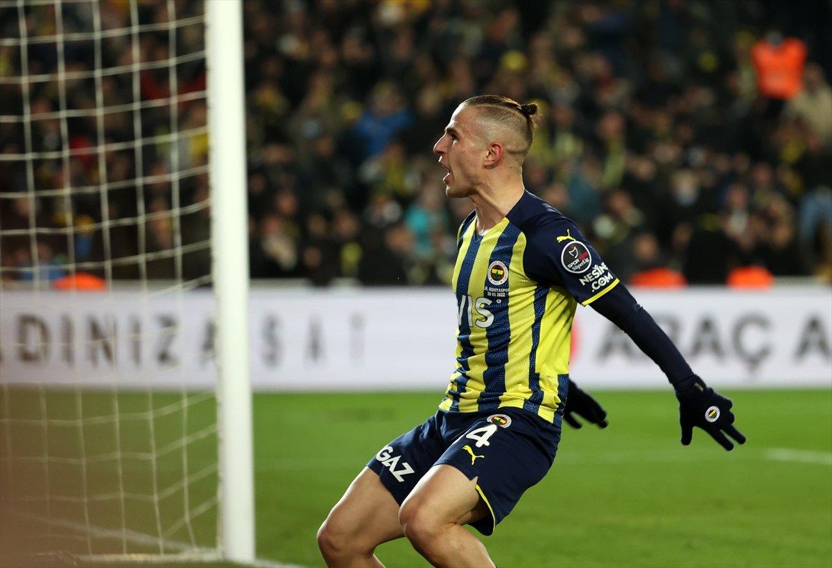 Dimitris Pelkas, sonradan girip golünü atıyor