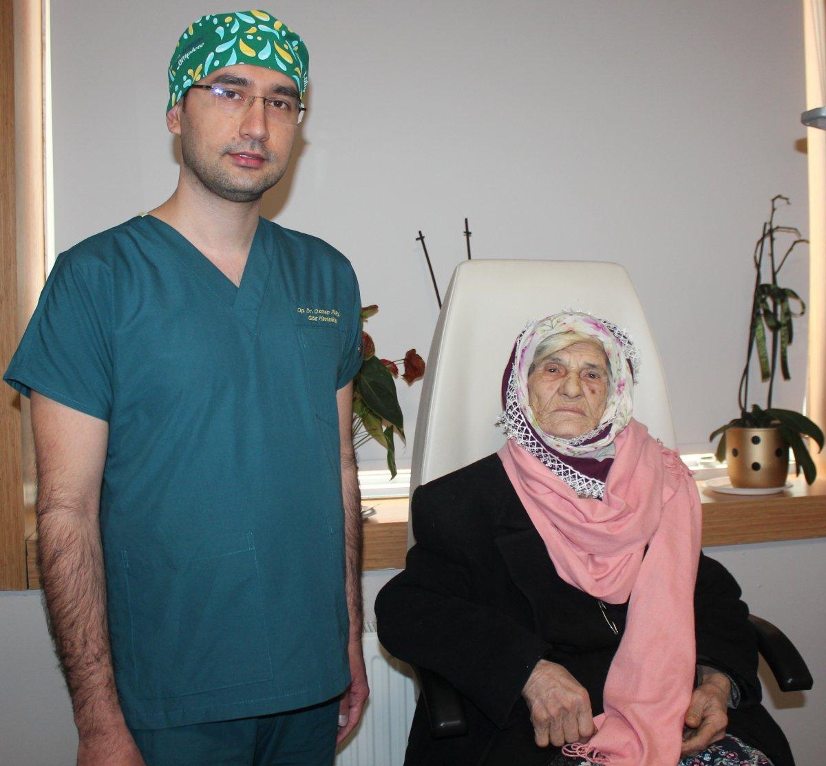 Manisa’da, yaşlı kadının gözleri ameliyatla yeniden açıldı