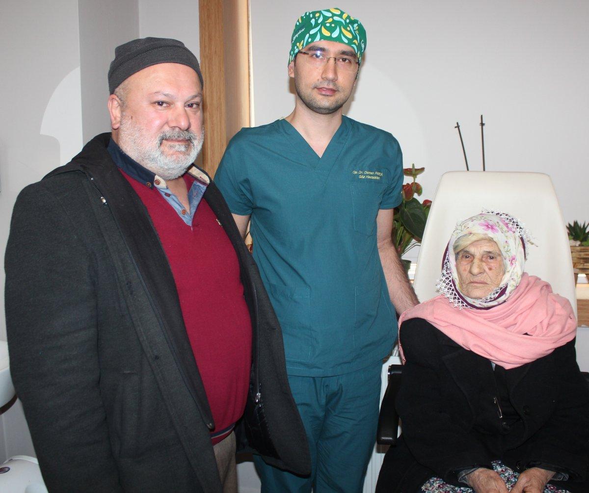 Manisa’da, yaşlı kadının gözleri ameliyatla yeniden açıldı