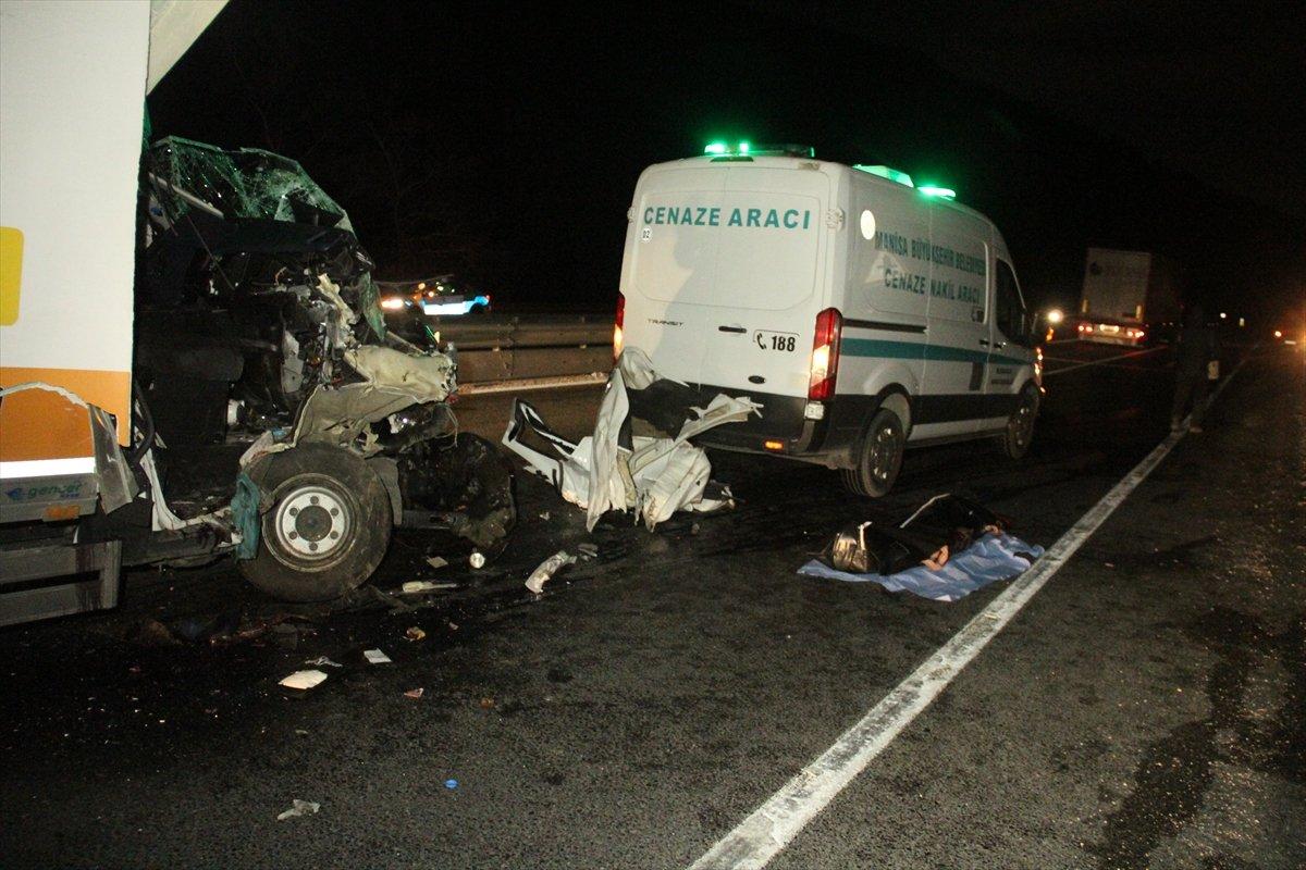 Manisa'da kamyona çarpan kamyonetteki yolcu öldü, sürücü yaralandı
